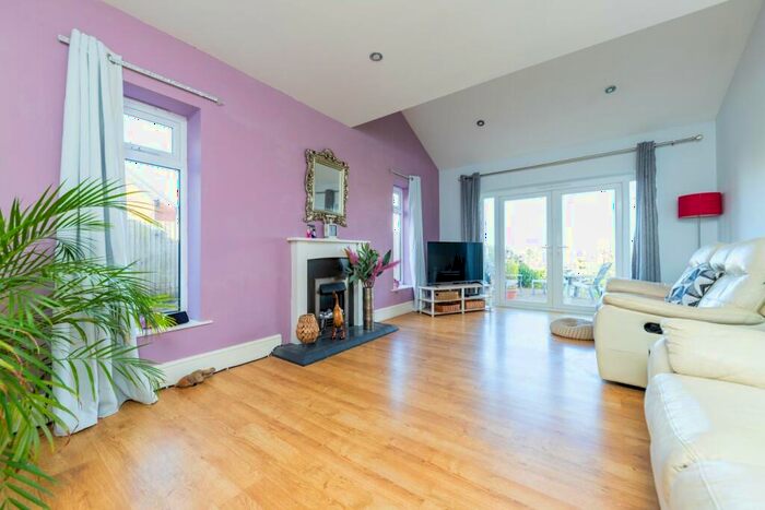 3 Bedroom Semi-Detached House For Sale In Sandy Road, Willington, Bedford, MK44