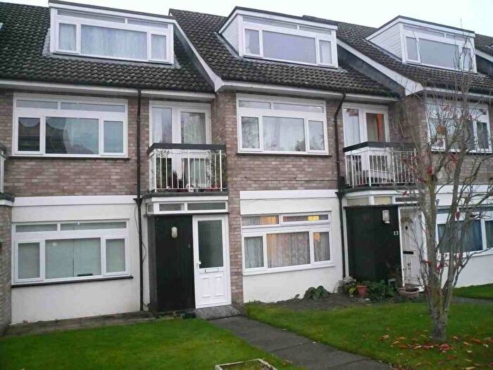 1 Bedroom Flat To Rent In St. Peters Close, Bushey Heath, Bushey, WD23