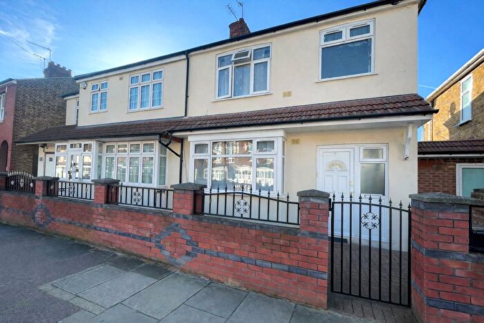 Studio To Rent In Standard Road, Hounslow, Greater London, TW4