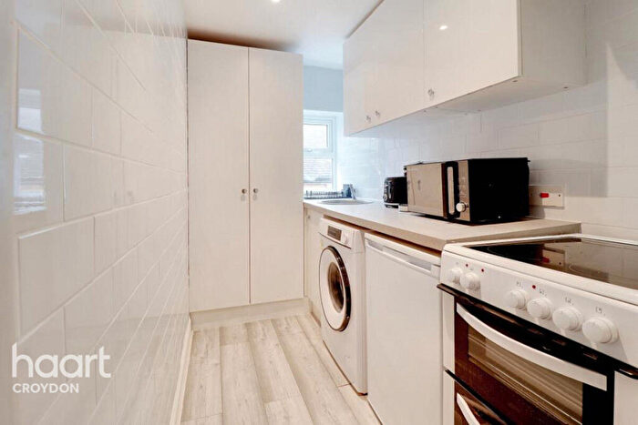 2 Bedroom Flat For Sale In Dornton Road, South Croydon, CR2