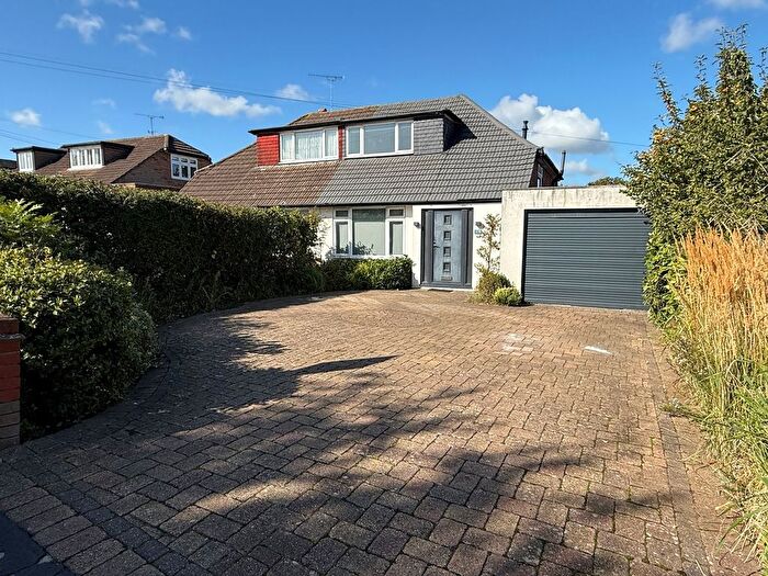 3 Bedroom Bungalow For Sale In Sunnybank Road, Potters Bar, EN6
