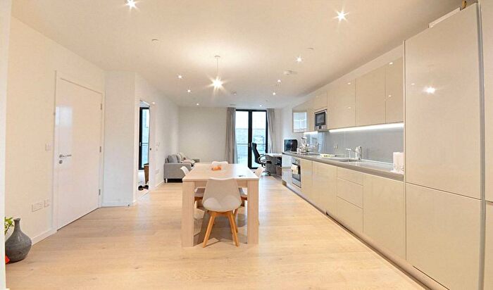 2 Bedroom Flat To Rent In St Gabriel Walk, Elephant And Castle, London, SE1