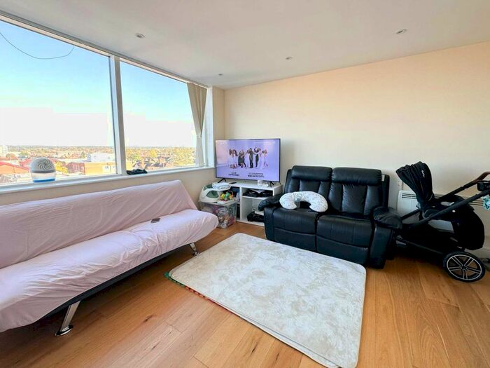 Studio To Rent In High Street, Slough, SL1