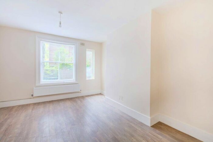 2 Bedroom Flat To Rent In Lordship Road, Stoke Newington, London, N16