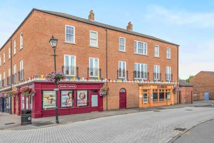 2 Bedroom Flat To Rent In Hampden Square, Aylesbury, HP19