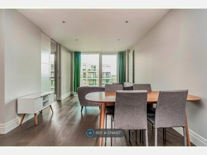 3 Bedroom Flat To Rent In Hamond Court, Kingston Upon Thames, KT2