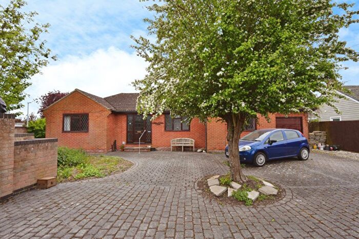 3 Bedroom Bungalow For Sale In Barnmead Way, Burnham-On-Crouch, CM0