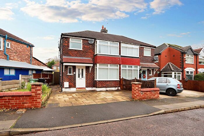 3 Bedroom Semi-Detached House For Sale In Balmoral Grange, Prestwich, M25