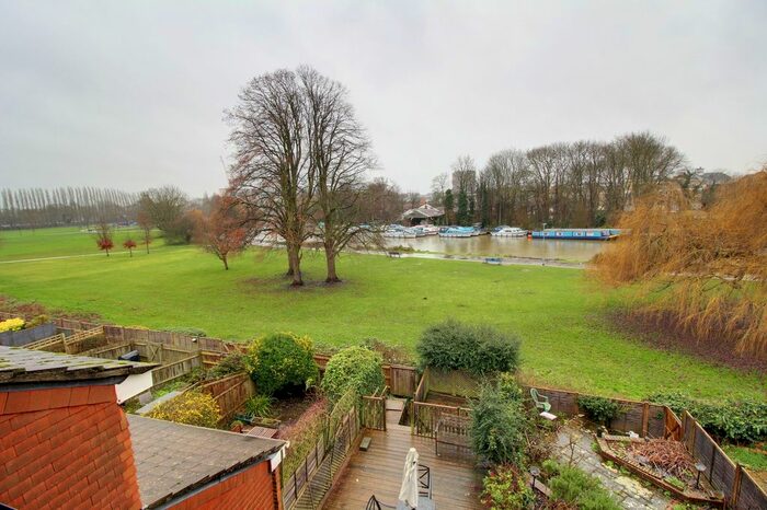 4 Bedroom Town House To Rent In Cardinal Close, Caversham, RG4