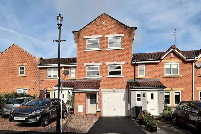 3 Bedroom Town House To Rent In Bramhall Way, Macclesfield, SK10