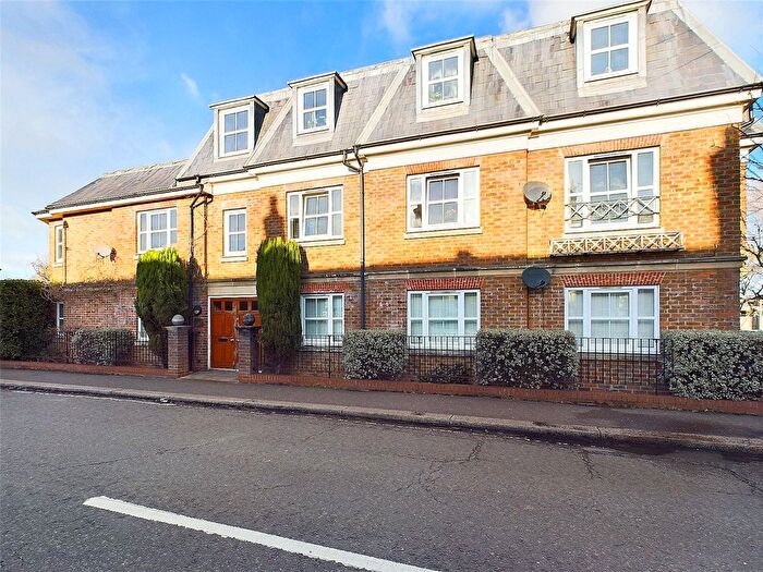 1 Bedroom Flat To Rent In Station Road, Hampton, TW12