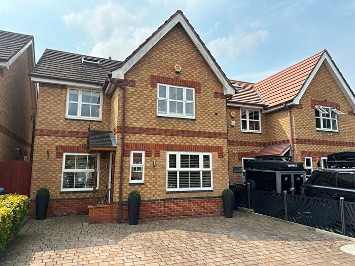 4 Bedroom Detached House For Sale In Hadland Close, Bovingdon, HP3