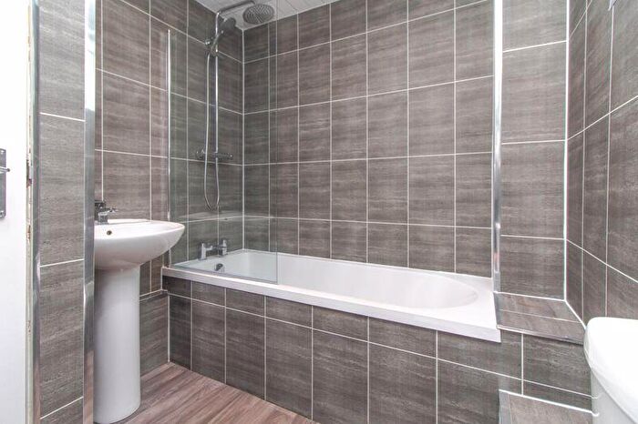 3 Bedroom Flat To Rent In Nobleston Estate, Alexandria, G83