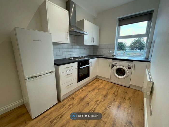 1 Bedroom Flat To Rent In Fencepiece Road, Essex, IG6
