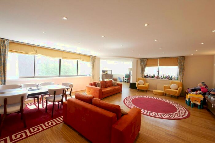 3 Bedroom Apartment To Rent In The Terraces, St Johns Wood, NW8