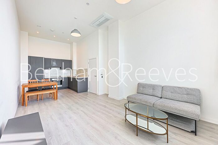 2 Bedroom Flat To Rent In Carnation Gardens, Hayes, UB3