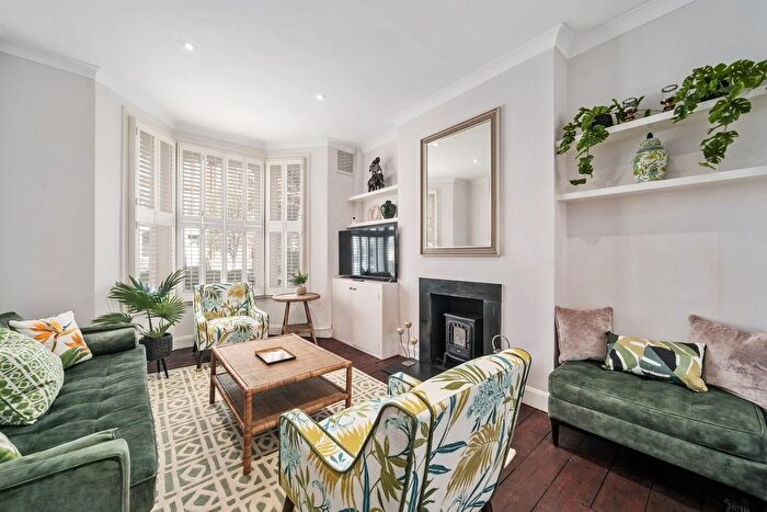 2 Bedroom Flat For Sale In Cathnor Road, Shepherd's Bush, London, W12