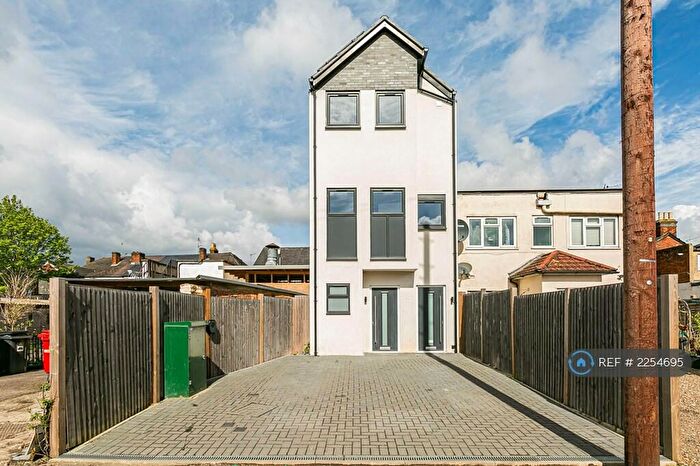 1 Bedroom Flat To Rent In Service Road, Addlestone, KT15