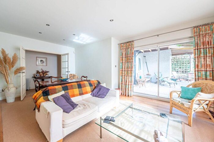 3 Bedroom Bungalow To Rent In Downsview Road, Upper Norwood, London, SE19