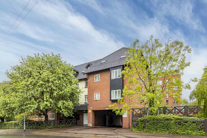 2 Bedroom Flat To Rent In Regency Court, Alexandra Road, HP2