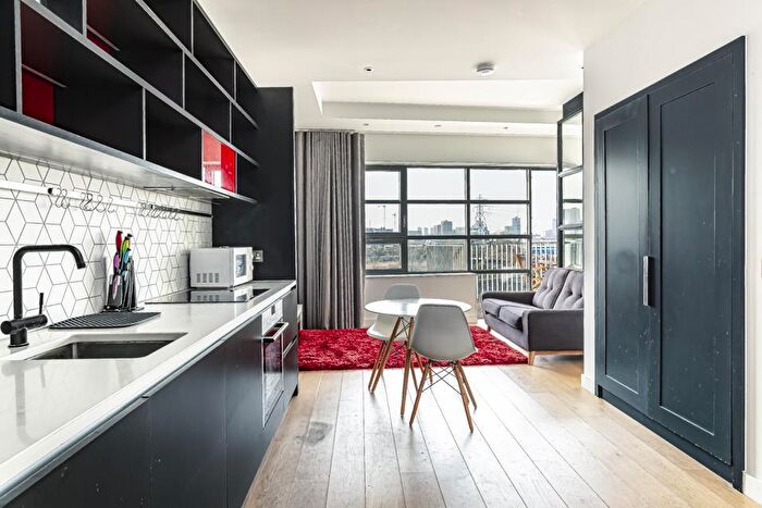 Studio To Rent In Kent Building, London City Island, E14