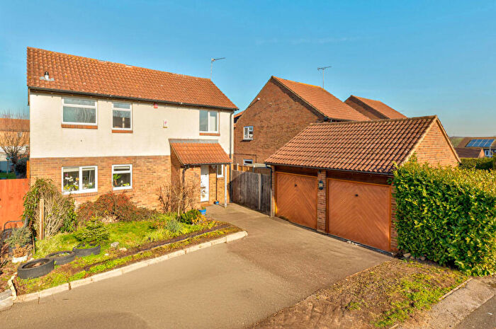 3 Bedroom Detached House To Rent In Ripon Way, St. Albans, Hertfordshire, AL4