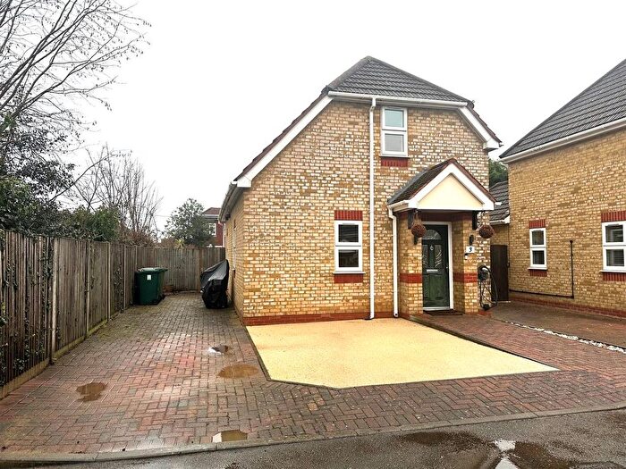 3 Bedroom Detached House For Sale In Chalet Close, Ashford, TW15