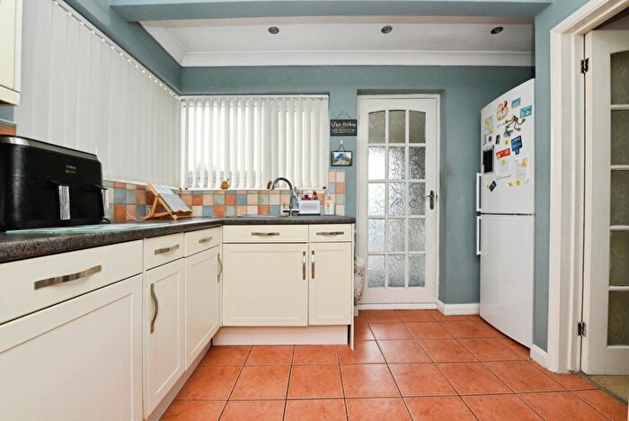 2 Bedroom Bungalow For Sale In Winbrook Close, Rayleigh, Essex, SS6