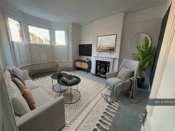 2 Bedroom Flat To Rent In Wanstead Park Avenue, London, E12