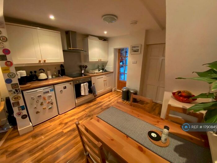 2 Bedroom Terraced House To Rent In Town Place, Reading, RG1