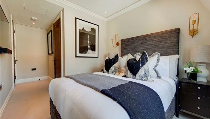 3 Bedroom Flat To Rent In Prince Of Wales Terrace, Kensington, W8