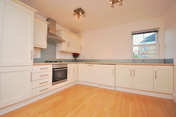 3 Bedroom Flat To Rent In Park Road, Bromley, BR1