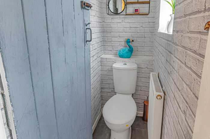 3 Bedroom End Of Terrace House For Sale In Circular Road, Chesterfield, S43
