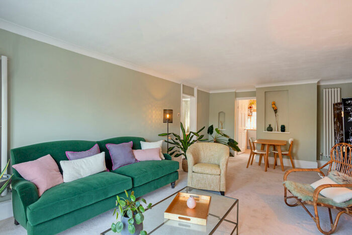 2 Bedroom Flat To Rent In Berkeley Court, Weybridge, KT13