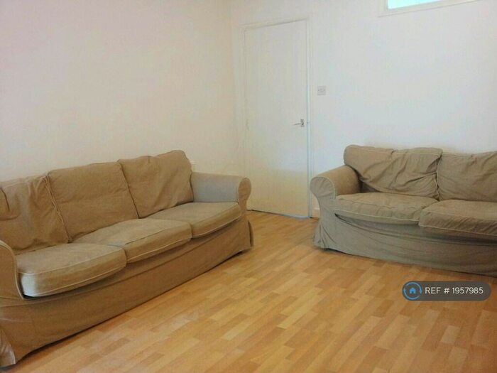 2 Bedroom Flat To Rent In Avenue Road, Seven Sisters, N15