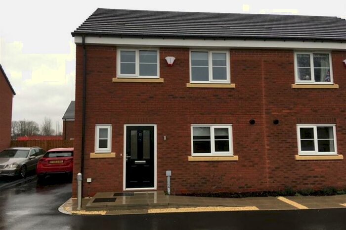 3 Bedroom Semi-Detached House To Rent In Bedroom Property In Lakeside North, Scunthorpe, DN16