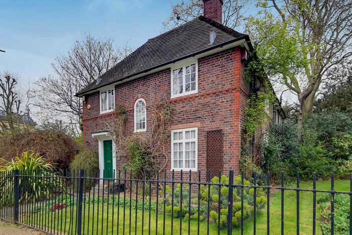 4 Bedroom Detached House To Rent In Southwark Park Lodge, Bermondsey, London, SE16