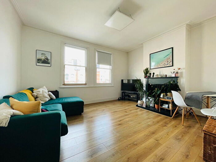 2 Bedroom Flat To Rent In Balham High Road, Balham, SW12
