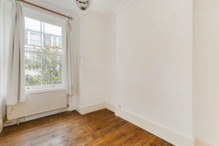 2 Bedroom Flat For Sale In Gordon Place, London, W8