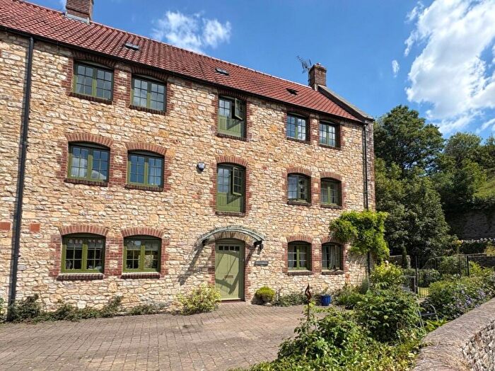 6 Bedroom Semi-Detached House For Sale In Modern Six-Bedroom Home In Darshill With Lots Of Character, BA4