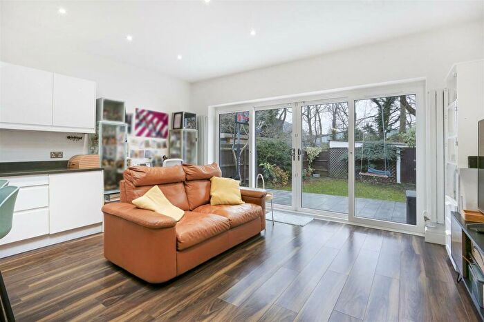 2 Bedroom Detached House For Sale In Hamilton Avenue, Cheam, Sutton, SM3