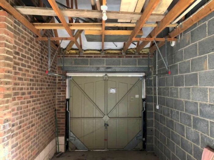 Semi-Detached House To Rent In Parkside Road, Reading, RG30