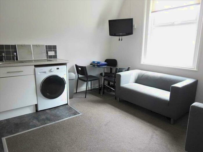 3 Bedroom Apartment To Rent In Holdenhurst Road, Bournemouth, Bournemouth, BH8