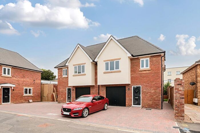 4 Bedroom Semi-Detached House To Rent In Banbury, Oxfordshire, OX16