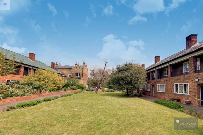 2 Bedroom Flat To Rent In Churston Close, London, SW2