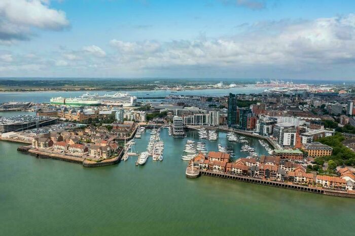 2 Bedroom Apartment To Rent In Vantage Tower, Centenary Plaza, SO19