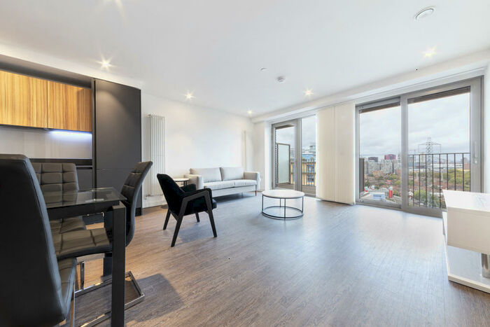 3 Bedroom Apartment To Rent In Royal Docks West, Western Gateway, Royal Victoria, London, E16