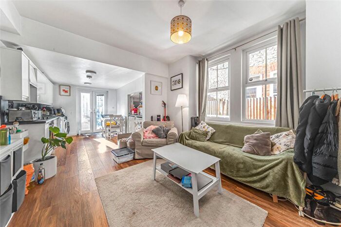 2 Bedroom Flat For Sale In Coverton Road, Tooting Broadway, SW17