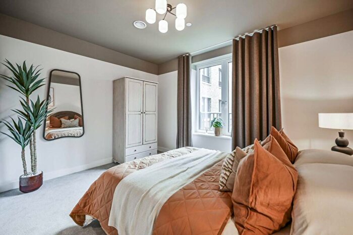 2 Bedroom Flat For Sale In North Gate Park, Harringay, London, N15