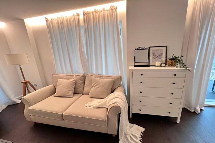 3 Bedroom Apartment To Rent In Kennedy Building, SW11